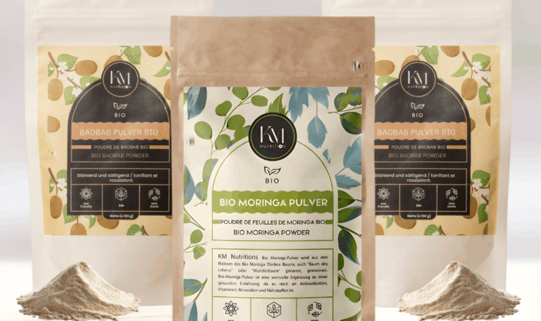 Trois sachets de type doypack en papier, dont un au centre contenant de la poudre de feuilles de Moringa et deux sur chaque côté, contenant de la poudre de pulpe de baobab.